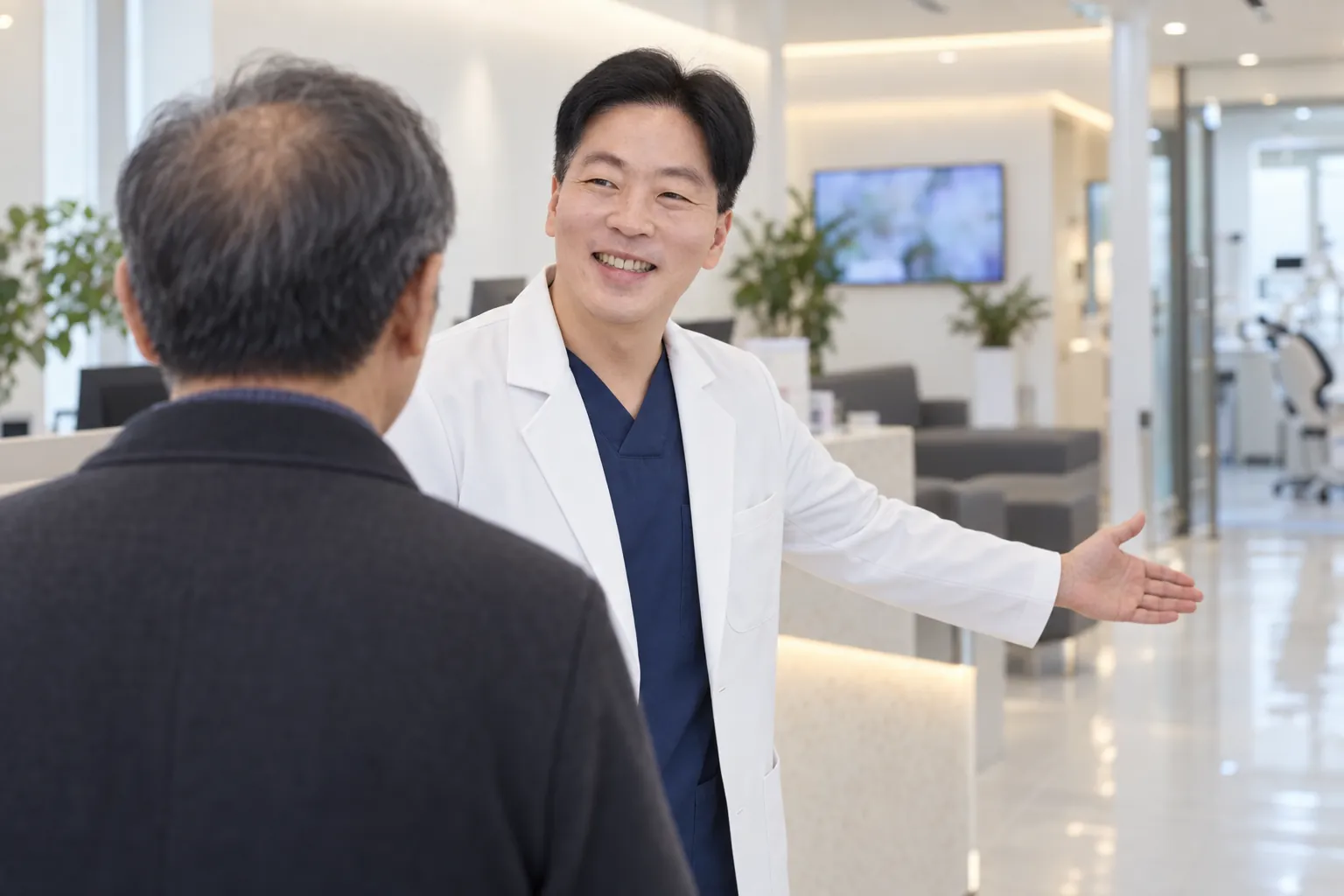 로비에서 한정길 대표원장이 어르신 내원객을 맞이하며 안내하는 모습을 표현한 연출 이미지(AI 제작)