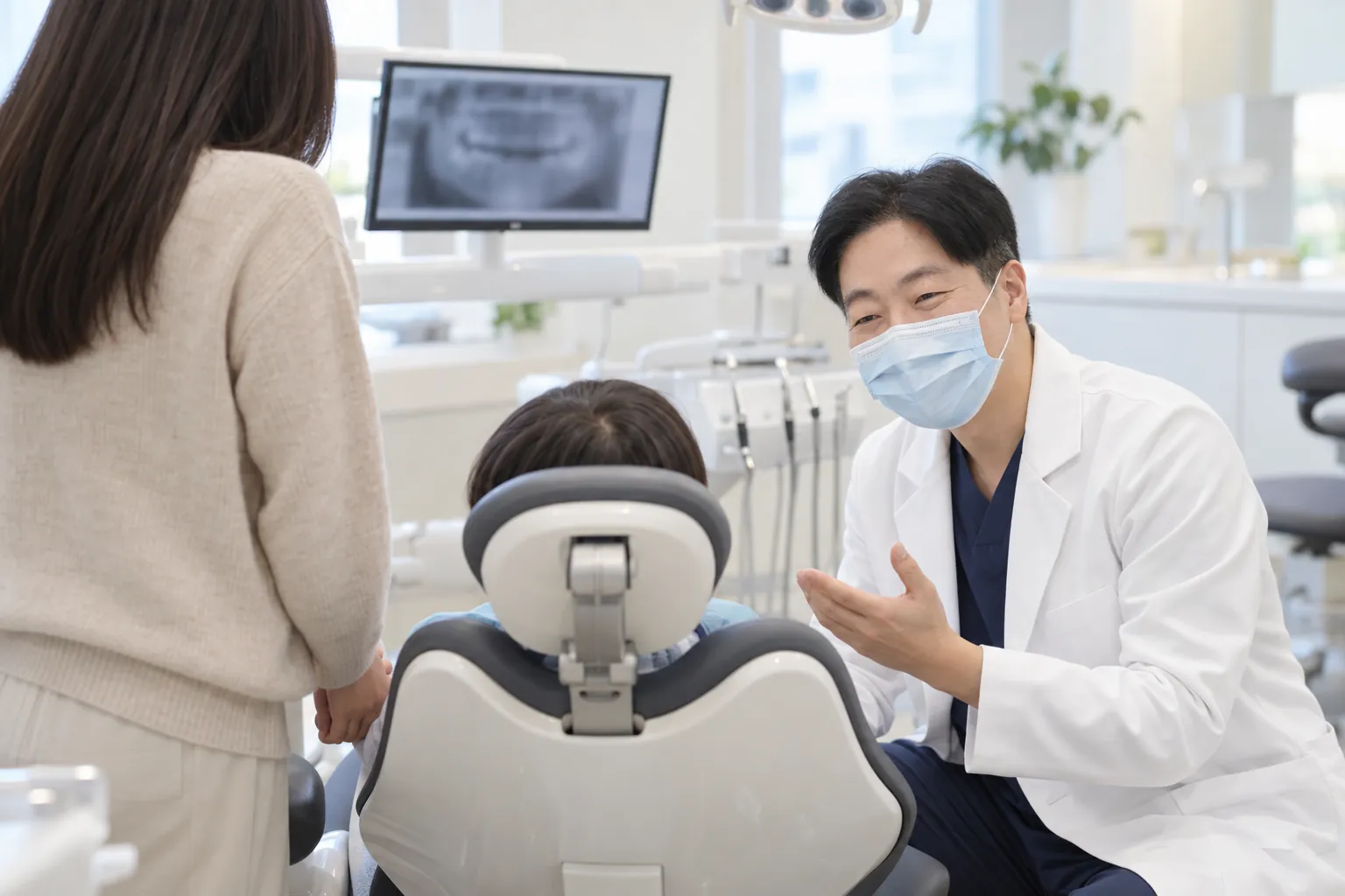 진료실에서 한정길 대표원장이 아이와 보호자에게 눈높이를 맞춰 설명하는 모습을 표현한 연출 이미지(AI 제작)